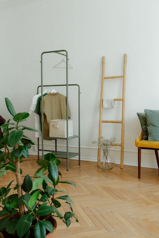 Creating a Cozy and Clutter-Free Living Space: Easy Tips for Your Home